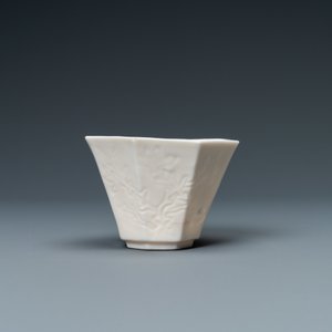 An octagonal Chinese Dehua bowl with incised floral design, Kangxi — 照片 2