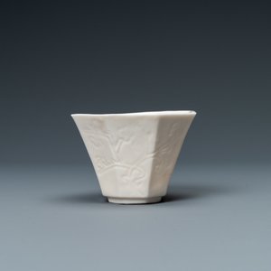 An octagonal Chinese Dehua bowl with incised floral design, Kangxi — 照片 4