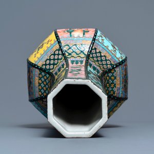 An octagonal Chinese famille rose bottle vase, 19th C. — 照片 5