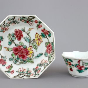 An octagonal Chinese floral famille rose porcelain cup and saucer, 18th C. — foto 1