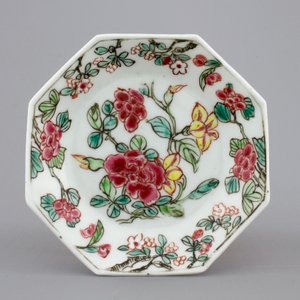 An octagonal Chinese floral famille rose porcelain cup and saucer, 18th C. — foto 2
