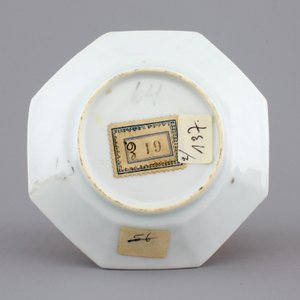 An octagonal Chinese floral famille rose porcelain cup and saucer, 18th C. — foto 3
