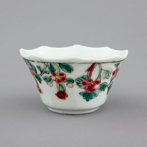 An octagonal Chinese floral famille rose porcelain cup and saucer, 18th C. — foto 4