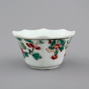 An octagonal Chinese floral famille rose porcelain cup and saucer, 18th C. — foto 5