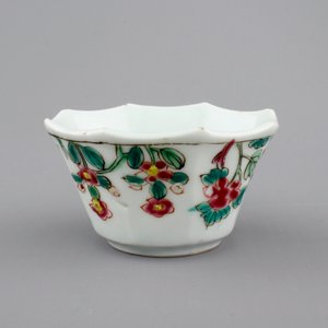 An octagonal Chinese floral famille rose porcelain cup and saucer, 18th C. — foto 6