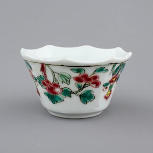 An octagonal Chinese floral famille rose porcelain cup and saucer, 18th C. — foto 7