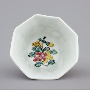 An octagonal Chinese floral famille rose porcelain cup and saucer, 18th C. — foto 8