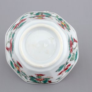 An octagonal Chinese floral famille rose porcelain cup and saucer, 18th C. — foto 9