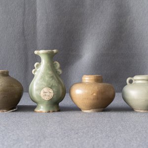 An octagonal Chinese Longquan celadon dish, four vases and two bowls, Song/Ming — 照片 20