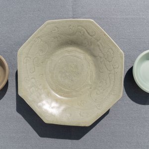 An octagonal Chinese Longquan celadon dish, four vases and two bowls, Song/Ming — 照片 23