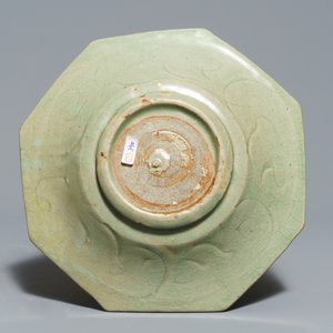 An octagonal Chinese Longquan celadon dish, four vases and two bowls, Song/Ming — 照片 3