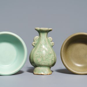 An octagonal Chinese Longquan celadon dish, four vases and two bowls, Song/Ming — 照片 7