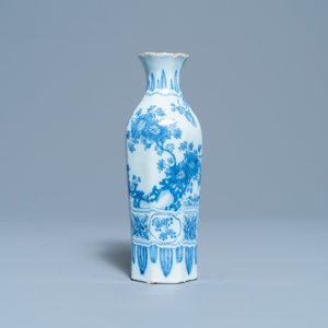 An octagonal Dutch Delft blue and white chinoiserie vase, late 17th C. — 照片 1