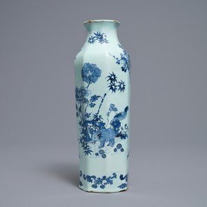 An octagonal Dutch Delft blue and white chinoiserie vase with an elephant, last quarter 17th C. — 照片 1