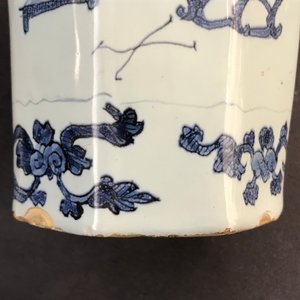 An octagonal Dutch Delft blue and white chinoiserie vase with an elephant, last quarter 17th C. — 照片 11