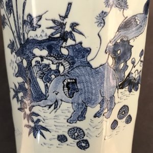 An octagonal Dutch Delft blue and white chinoiserie vase with an elephant, last quarter 17th C. — 照片 13