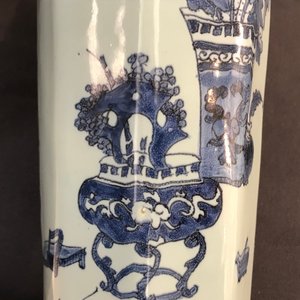 An octagonal Dutch Delft blue and white chinoiserie vase with an elephant, last quarter 17th C. — 照片 15