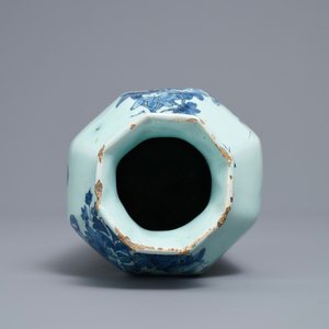 An octagonal Dutch Delft blue and white chinoiserie vase with an elephant, last quarter 17th C. — 照片 5