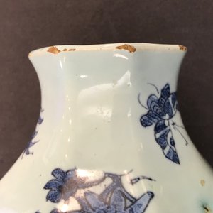 An octagonal Dutch Delft blue and white chinoiserie vase with an elephant, last quarter 17th C. — 照片 9