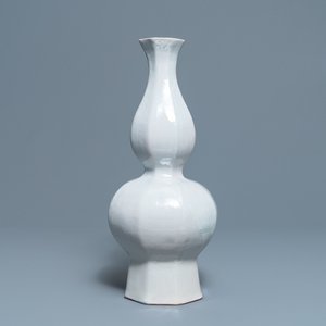 An octagonal white Delftware bottle vase, Dutch or French, 18th C. — 照片 1