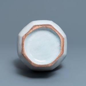 An octagonal white Delftware bottle vase, Dutch or French, 18th C. — 照片 7