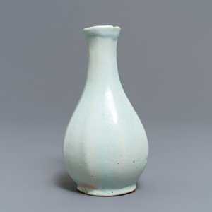 An octagonal white Delftware bottle vase, Dutch or French, 18th C. — 照片 2