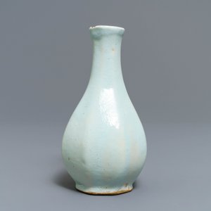 An octagonal white Delftware bottle vase, Dutch or French, 18th C. — 照片 3
