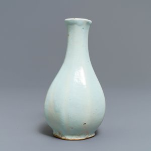 An octagonal white Delftware bottle vase, Dutch or French, 18th C. — 照片 4