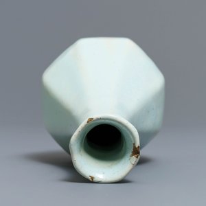 An octagonal white Delftware bottle vase, Dutch or French, 18th C. — 照片 6