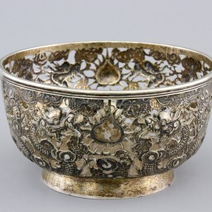 An open-worked Chinese silver dragon bowl, Wang Hing, China, 19th C. — photo 1