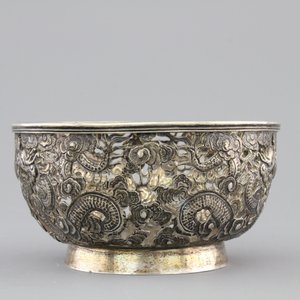 An open-worked Chinese silver dragon bowl, Wang Hing, China, 19th C. — photo 3