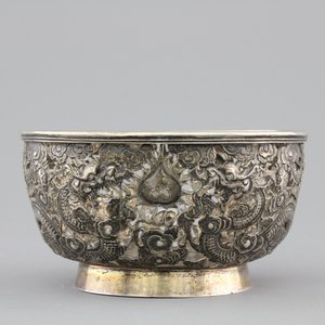 An open-worked Chinese silver dragon bowl, Wang Hing, China, 19th C. — photo 4