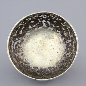 An open-worked Chinese silver dragon bowl, Wang Hing, China, 19th C. — photo 6