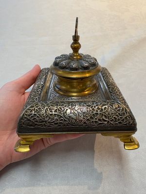 An Orientalist gilt and tinned bronze inkwell, probably France, 19th C. — foto 2