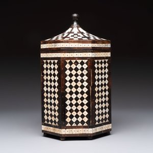 An Ottoman bone and horn-inlaid octagonal wooden casket, 19th C. — photo 1