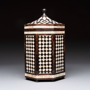 An Ottoman bone and horn-inlaid octagonal wooden casket, 19th C. — photo 2