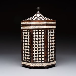 An Ottoman bone and horn-inlaid octagonal wooden casket, 19th C. — photo 3
