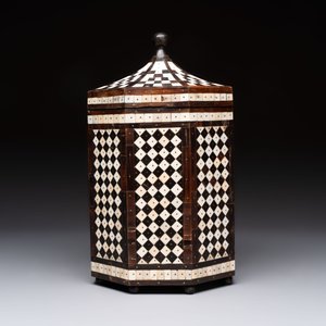 An Ottoman bone and horn-inlaid octagonal wooden casket, 19th C. — photo 4