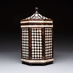 An Ottoman bone and horn-inlaid octagonal wooden casket, 19th C. — photo 5