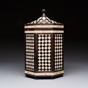 An Ottoman bone and horn-inlaid octagonal wooden casket, 19th C. — photo 6