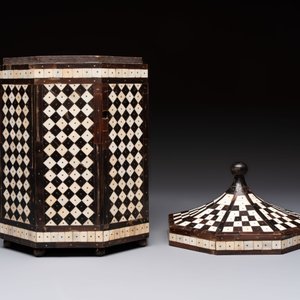 An Ottoman bone and horn-inlaid octagonal wooden casket, 19th C. — photo 7