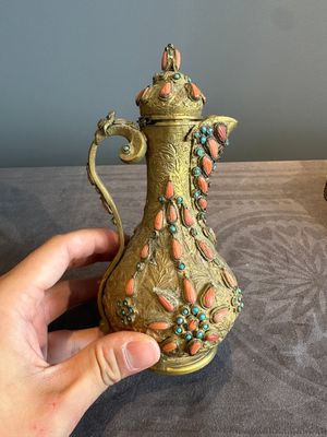 An Ottoman coral-and-turquoise-inlaid gilt-copper tea service with five Chinese wucai cups, 19th C. — photo 2