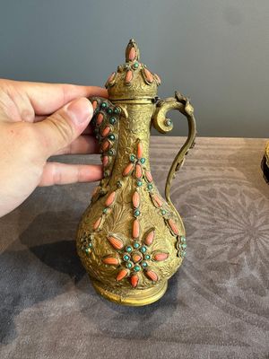 An Ottoman coral-and-turquoise-inlaid gilt-copper tea service with five Chinese wucai cups, 19th C. — photo 4