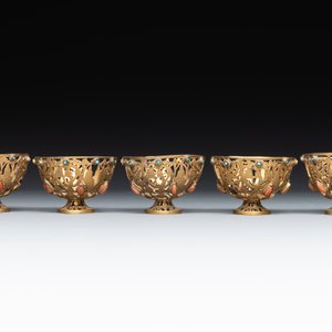 An Ottoman coral-and-turquoise-inlaid gilt-copper tea service with five Chinese wucai cups, 19th C. — photo 11