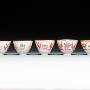 An Ottoman coral-and-turquoise-inlaid gilt-copper tea service with five Chinese wucai cups, 19th C. — photo 3