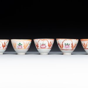 An Ottoman coral-and-turquoise-inlaid gilt-copper tea service with five Chinese wucai cups, 19th C. — photo 6