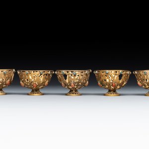 An Ottoman coral-and-turquoise-inlaid gilt-copper tea service with five Chinese wucai cups, 19th C. — photo 9
