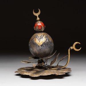 An Ottoman gilt-bronze inscribed incense burner with a red stone, 19th C. — 照片 1