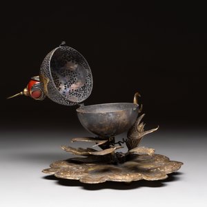 An Ottoman gilt-bronze inscribed incense burner with a red stone, 19th C. — 照片 2