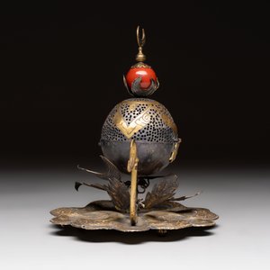 An Ottoman gilt-bronze inscribed incense burner with a red stone, 19th C. — 照片 3